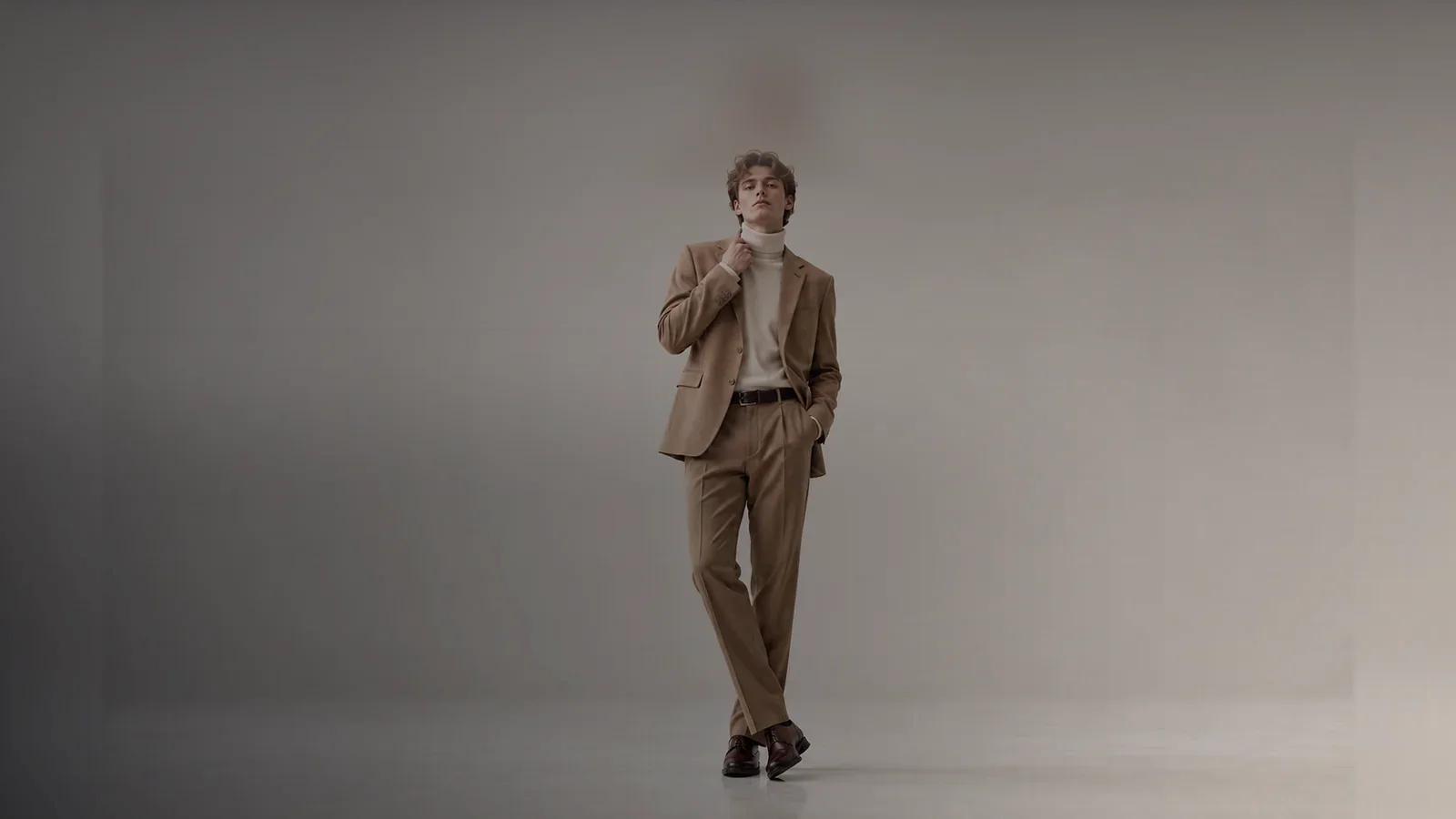 Flux client in a camel two-piece suit